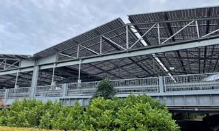 Tweelaagse parkeerdek met PV-panelen_aangesneden